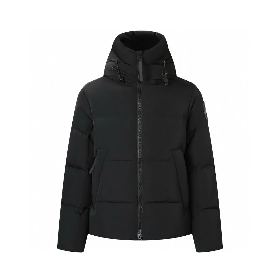P1010 [Exclusive supply] Canada Goose Black Label Badge Hooded Down Jacket (Black) The high-quality filling is made of 90 national standard high-quality white duck down, selected high-loft velvet, weighing 240g, light and warm, with excellent temperature locking performance and good resilience. The fabric is woven with 400T high-count yarn. After special water-repellent treatment, the surface forms a lotus leaf effect - raindrops will slide down like beads, and snow particles will fall off when touched. The tear resistance reaches 200N (approximately 20kg load-bearing), the light gray matte texture breaks the stereotype of "outdoor clothing = hardcore", and the soft luster presents a high-end matte effect under urban neon lights, seamlessly switching scenes from ski resorts to CBD office buildings. The ribbon is woven with polyester as the base, and the brand letters are decorated on the ribbon through high-precision computer embroidery. The edges of the pattern are clear, the stitches are fine and even, and multiple layers of embroidery thread are stacked to enhance the three-dimensional effect. Precision thread reinforcement prevents linting and ensures the fluffy and resilient elasticity lasts as new. The embedded cuffs are three-dimensionally woven to form a "wavy" elastic structure, which forms natural folds when fitting the wrist, increasing the contact area with the skin, thus improving the windproof effect. At the same time, micro-velvet treatment is added to the inside of the cuffs, which feels like a second layer of skin and avoids friction on the skin from metal zippers or hard fabrics. Size:S-M-L-XL